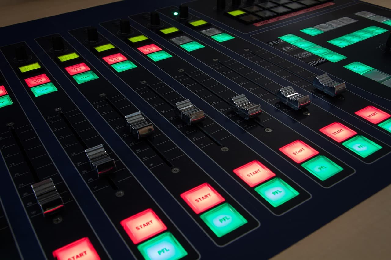 Mesa de corte com faders e botões iluminados